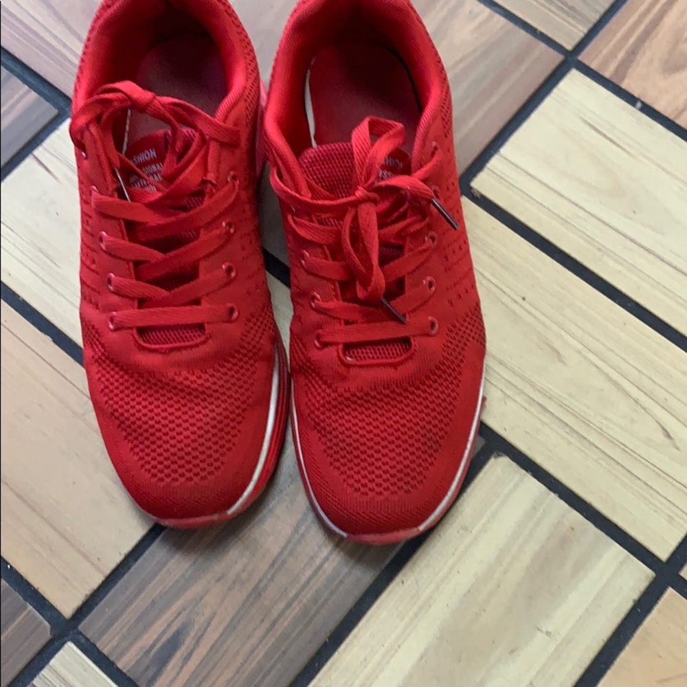 Tennis shoes